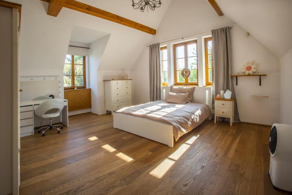 7 Bedroom Secluded Villa Close To Prague Ржичани Экстерьер фото